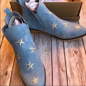 🆕Shine bright boots with star embroidered details